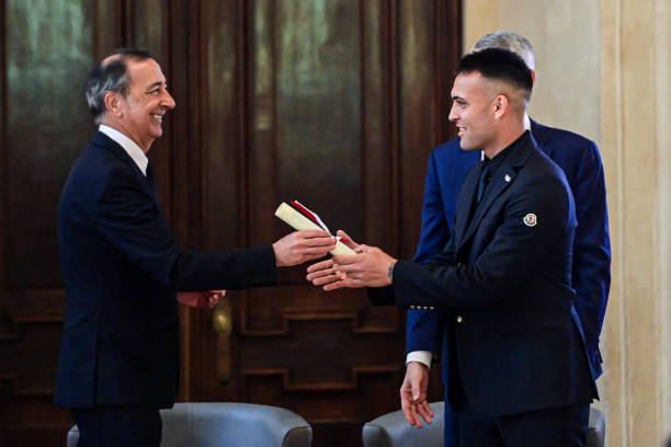 gettyimages-2152799074-612x612 Mayor of Milan, Giuseppe Sala, gives a certificate to Inter Milan's Argentine forward Lautaro Martinez during the Ambrogino d'Oro award ceremony, the gold medal for civic merit at Palazzo Marino in Milan, on May 17, 2024 for the achievement of the 20th title of Champion of Italy. (Photo by Piero CRUCIATTI / AFP) (Photo by PIERO CRUCIATTI/AFP via Getty Images)